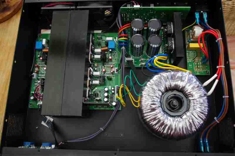 t-amp_e800-amplifier-inside.jpg